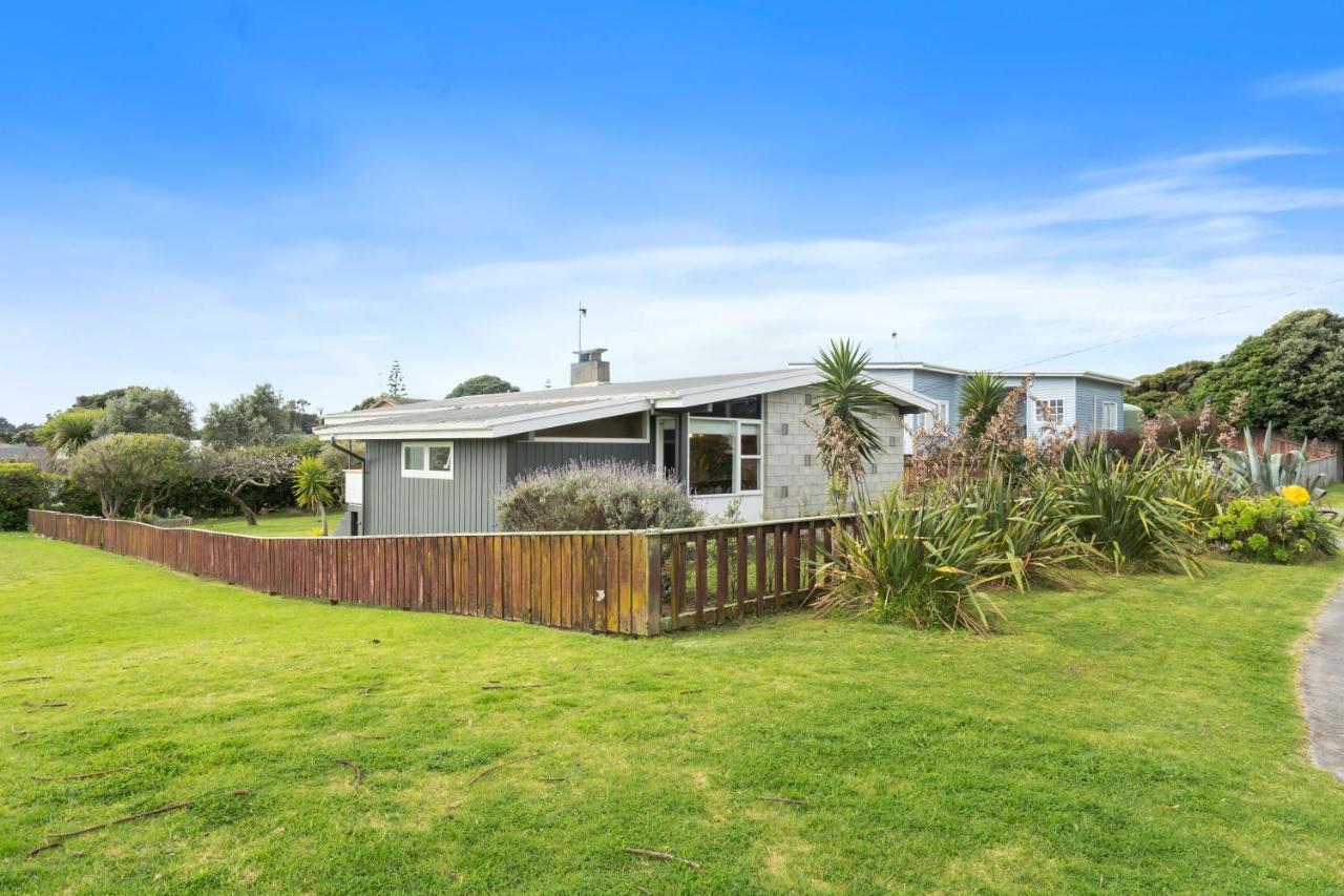 Queenie - Waikanae Beach Holiday Home Εξωτερικό φωτογραφία